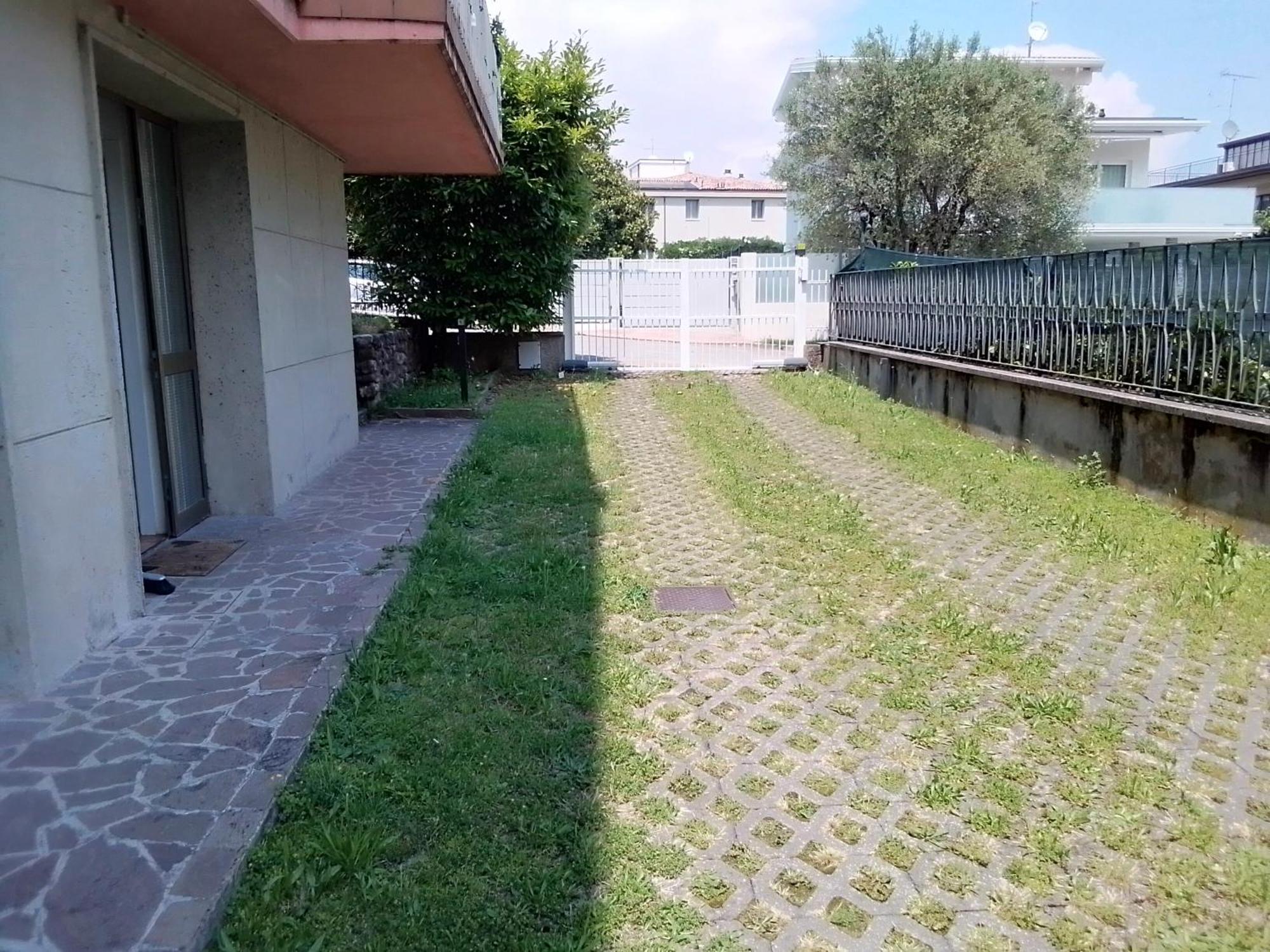 Holiday Apartaments Десенцано дел Гарда Екстериор снимка